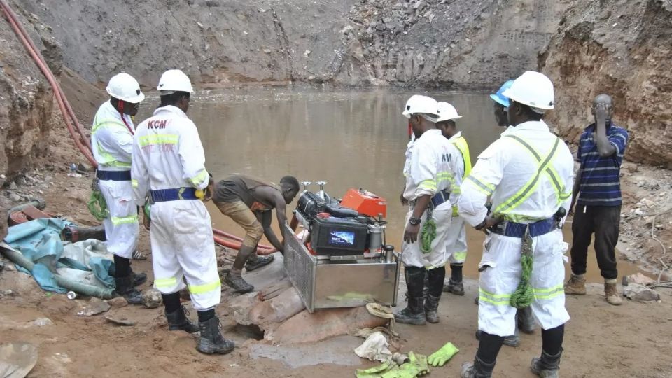 Rescatan con vida a un minero que pasó 5 días atrapado bajo tierra, quedan 24 más