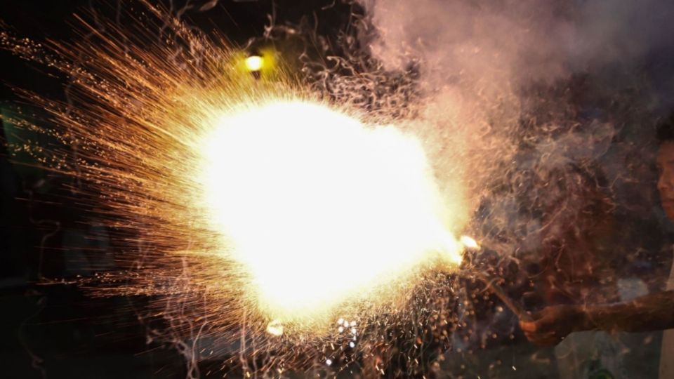 Niño pierde parte de sus dedos al estallarle pirotecnia en la mano