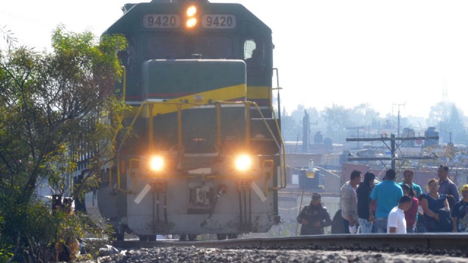 Muere ciclista tras ser arrollado por tren en Ecatepec, intentó ganarle el paso