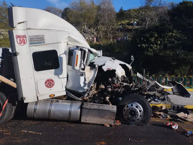 Rapiñan camión con comida chatarra tras choque en Nogales