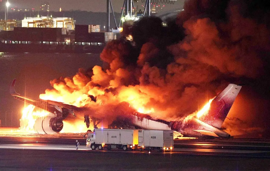 Cinco muertos tras el choque de dos aviones en Tokio