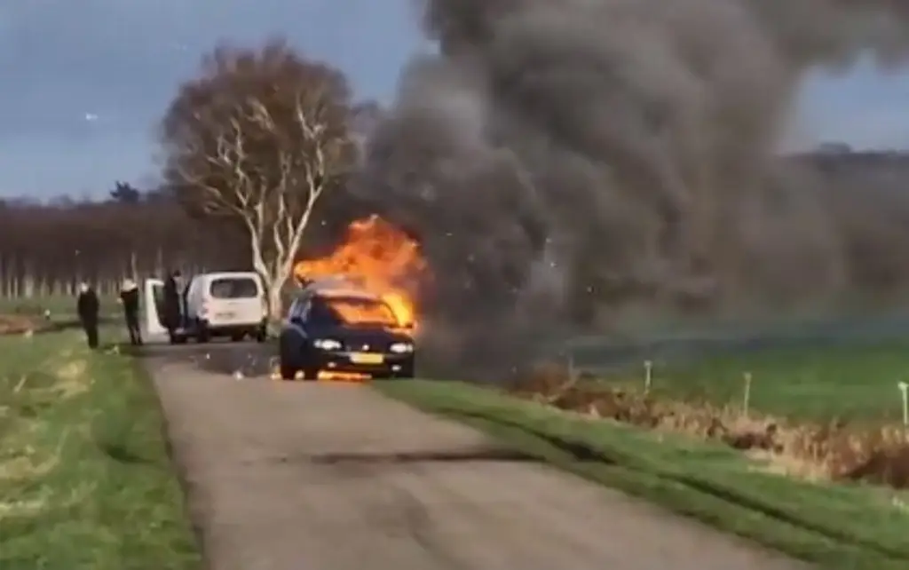 Enciende cigarro y explotan 75 kilos de pirotecnia que llevaba en el auto