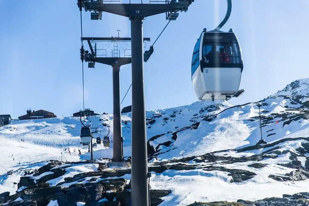 Teleférico cae desde 10 metros de altura con pasajeros a bordo