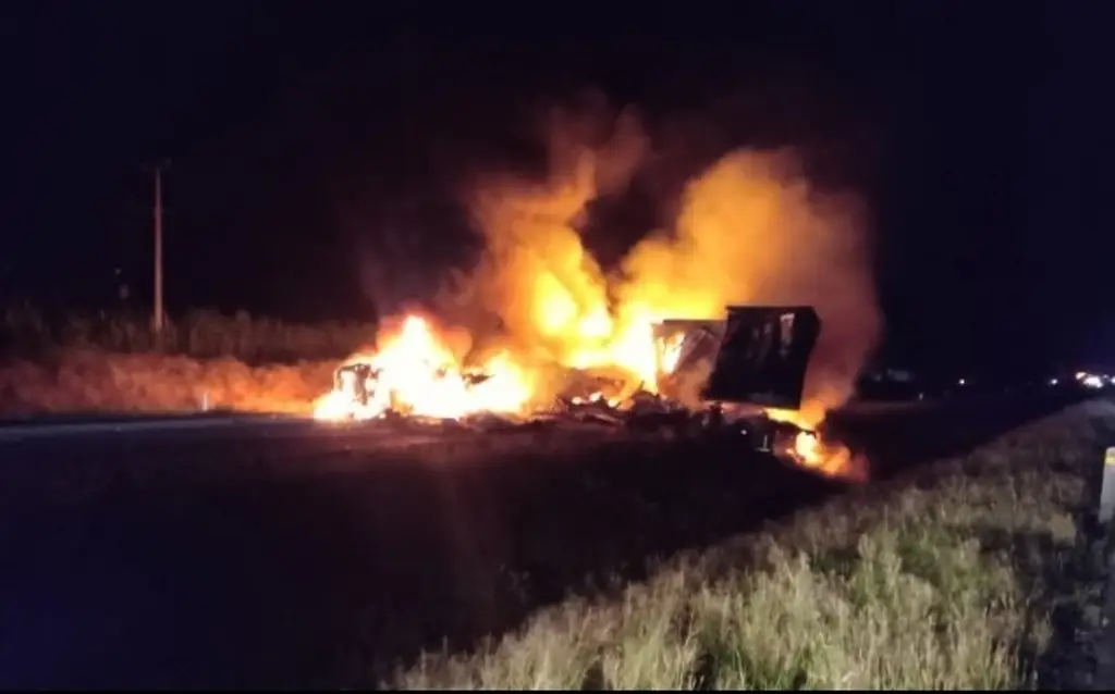 Se incendia tráiler en autopista de Veracruz