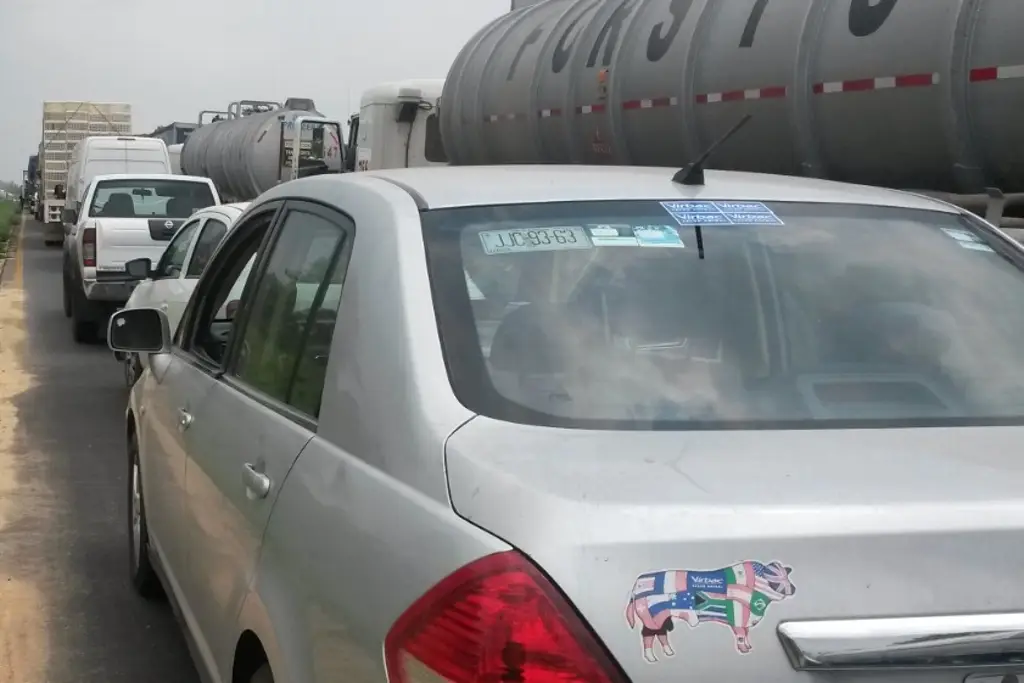 Hay 8 km de fila por cierre parcial en autopista La Tinaja-Isla, Veracruz