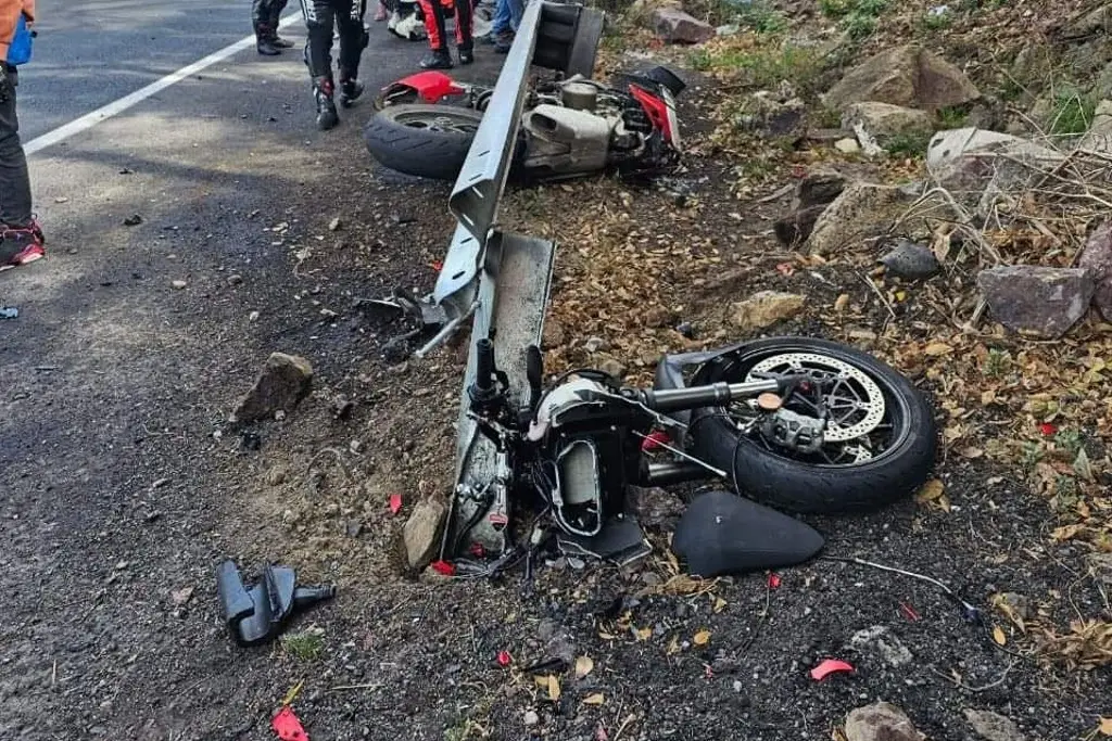 Sobrevive de milagro tras partir su moto en dos en aparatoso accidente