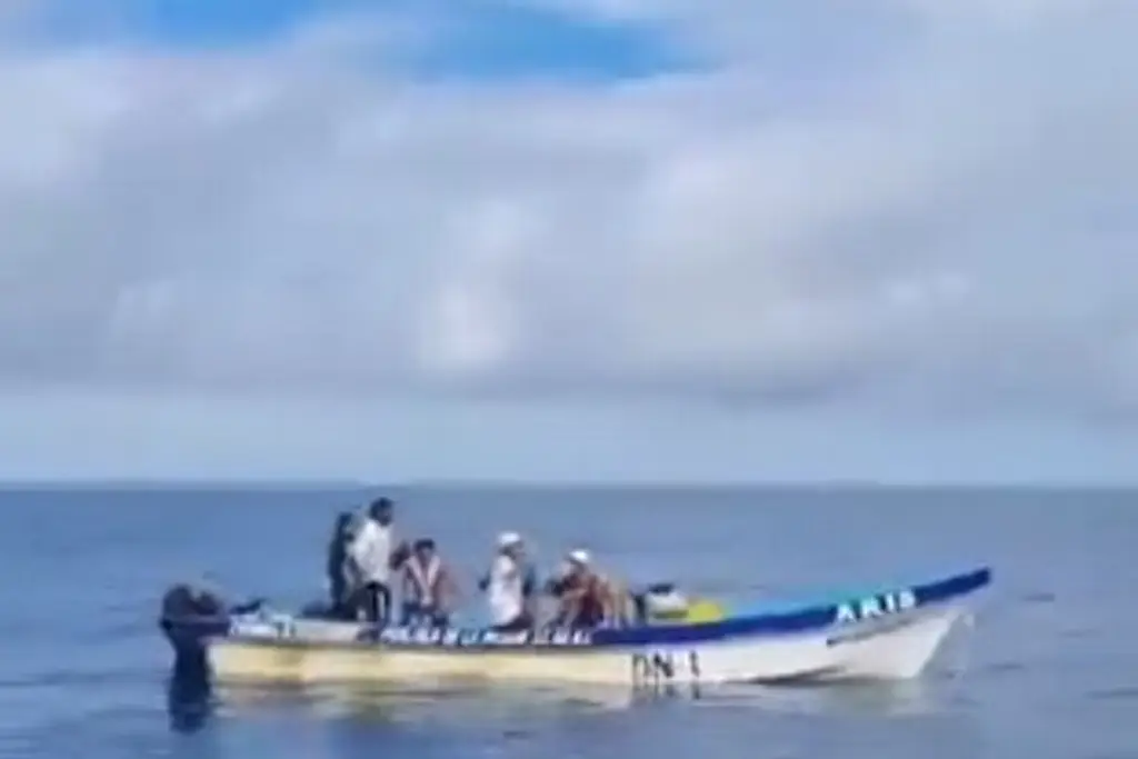 Rescatan a 6 pescadores y su perro luego de 3 a la deriva en altamar