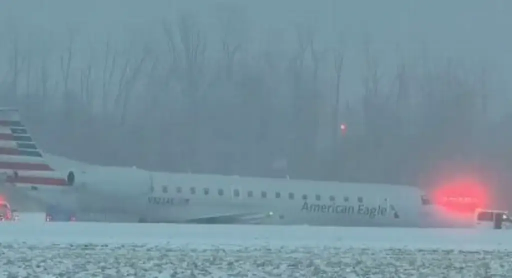 Avión con decenas de pasajeros se desliza fuera de pista por hielo