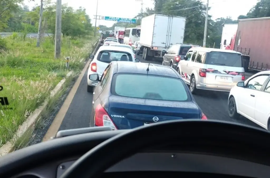 Fila de más de 2 km de fila de autos por accidente en esta autopista de Veracruz