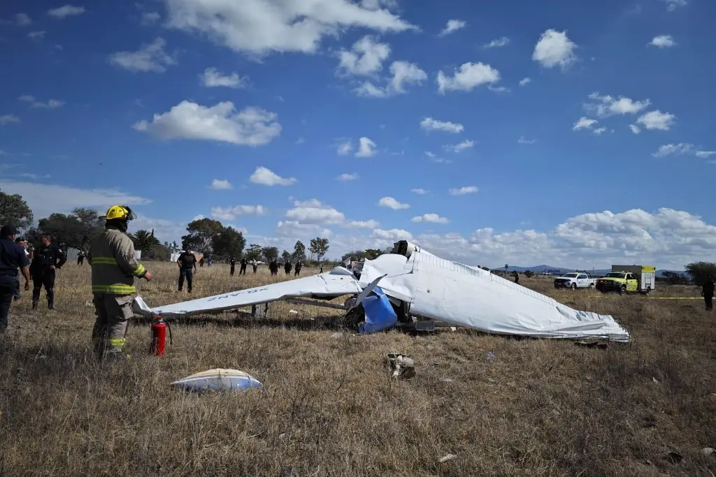 Se desploma avioneta escuela; piloto y alumno estarían gravemente heridos