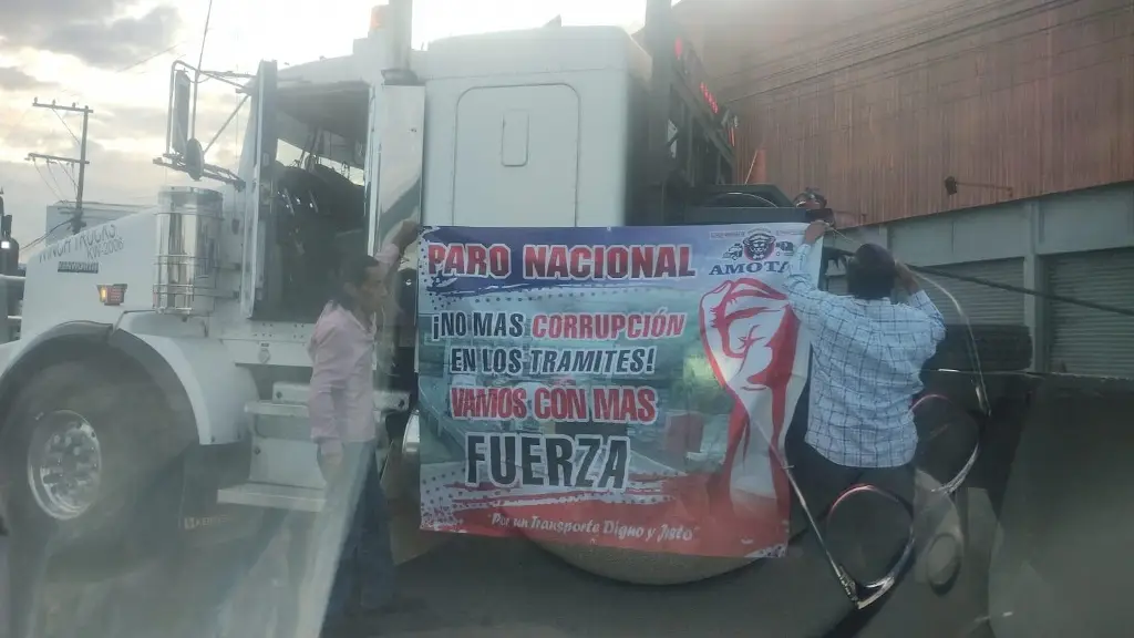 Caos vial por paro de transportistas en Veracruz