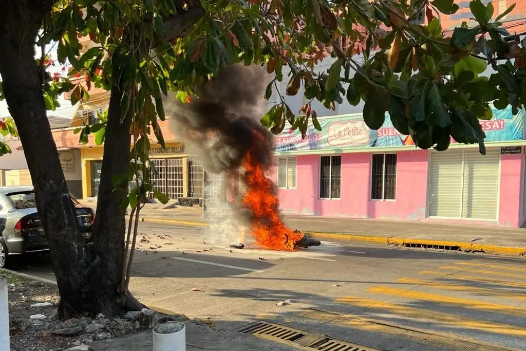 Se quema motocicleta en Veracruz; conductor logra bajarse a tiempo