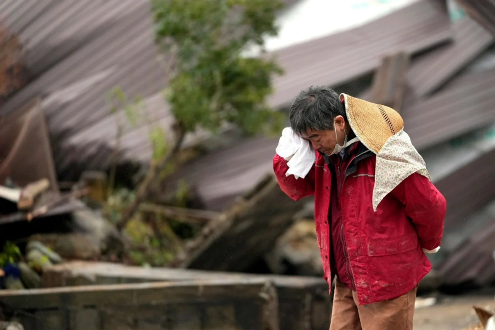 JAPÓN Rescatistas trabajan contrarreloj para hallar sobrevivientes tras potente sismo en Japón