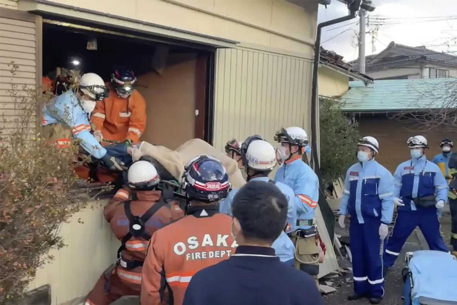 Encuentran sobrevivientes entre las casas caídas tras sismo que dejó 94 muertos en Japón