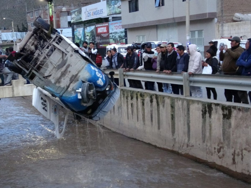 Mototaxista cayó al río para evitar atropellar a un perro; así grabaron el momento