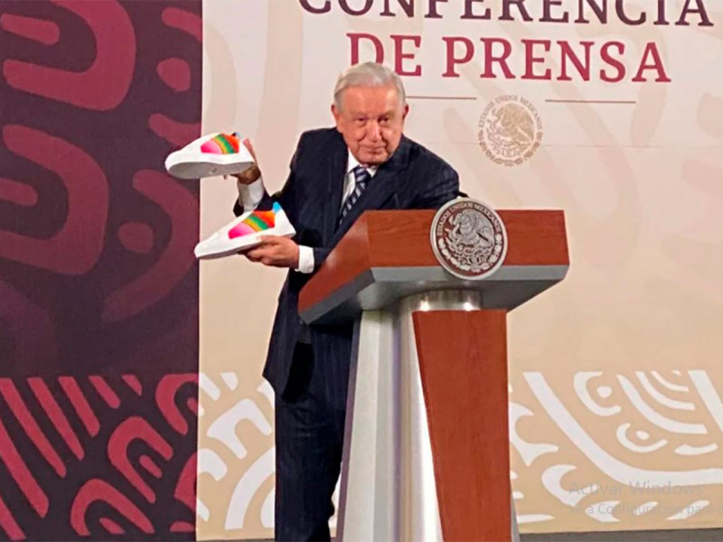 López Obrador presume tenis; ‘fueron realizados por Jóvenes Construyendo el Futuro’