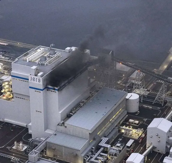 Explota y se incendia central térmica en Japón