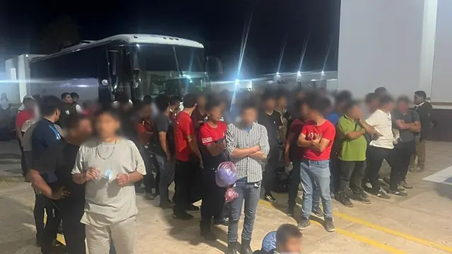 Aseguran a 182 migrantes en autobús de pasaje en Las Choapas