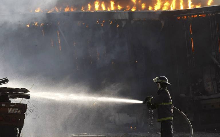 Cierran circulación en la autopista Camerino Z. Mendoza-Acatzingo por incendio de pipa