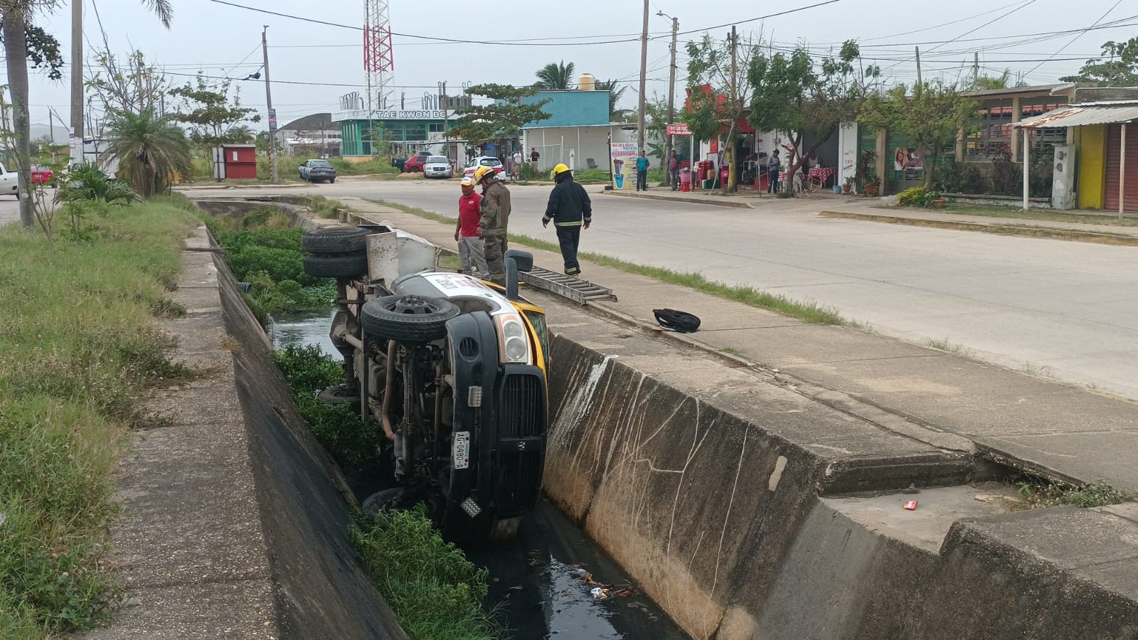 Cae pipa de «Gas el Gallito» a canal de aguas negras en Puerto Esmeralda