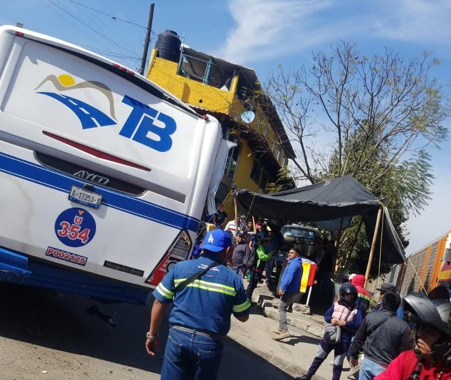 Cierre de circulación por accidente sobre la calle Hernández Castillo, en el cruce con División del Norte y calle Herminio Cabañas, a la altura de las vías del tren.