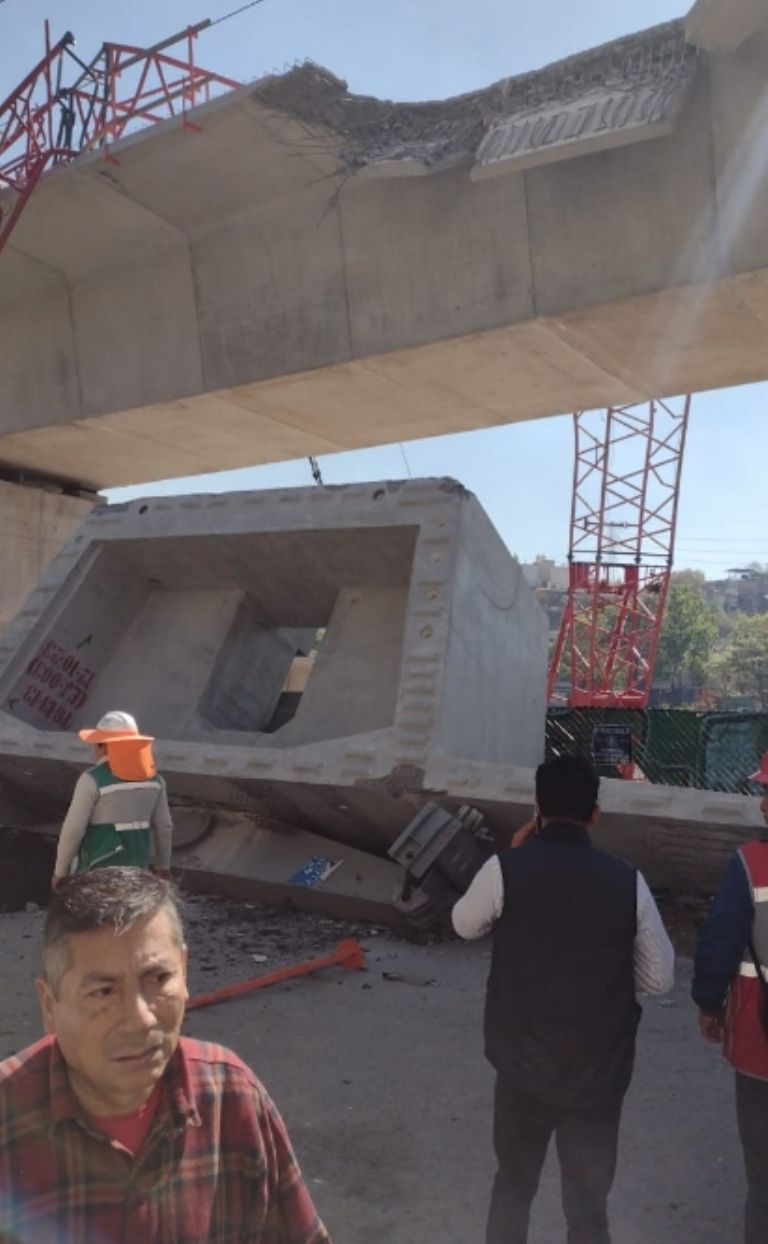 Cae ballena del Tren Interurbano sobre un taxi y una camioneta