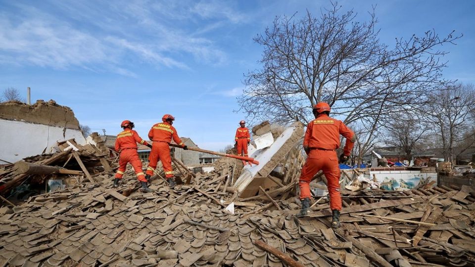 Reportan 3 muertos por terremoto de 7.1 en frontera de China