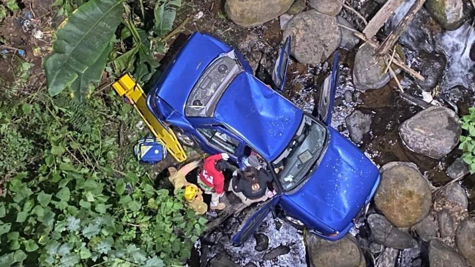 Pareja sobrevive tras estar sepultada por 18 horas en barranco de Michoacán