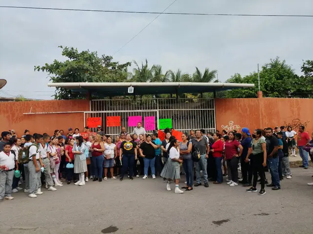 Faltan maestros en telesecundaria de Veracruz, se quejan padres