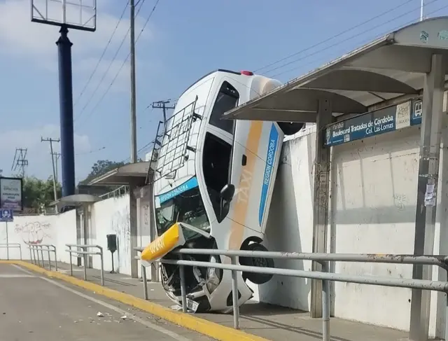 Taxi cae a 6 metros de altura en Córdoba; chofer se fractura tobillo