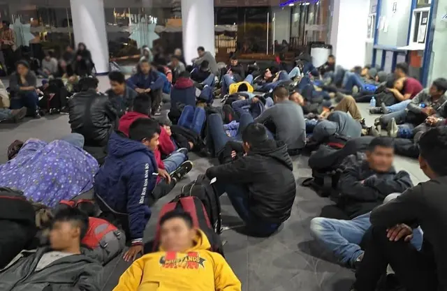 Rescatan a 156 migrantes en Veracruz; viajaban hacinados