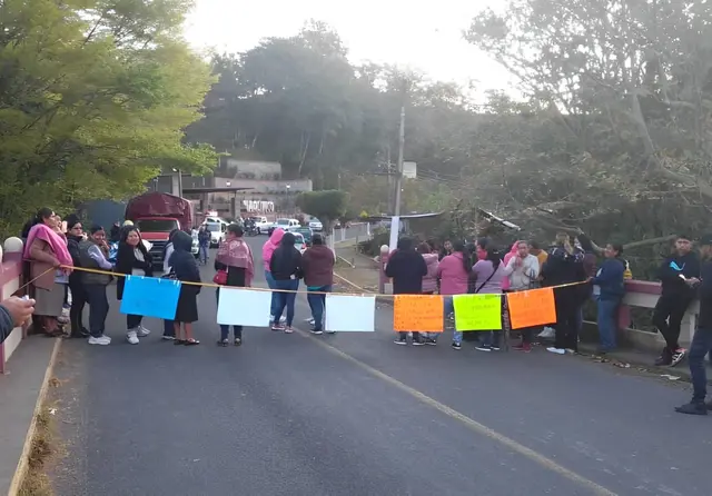 Por falta de maestros, bloquean carretera Naolinco-Xalapa