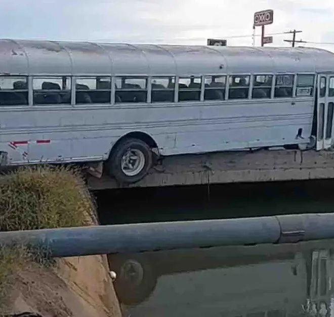 Otro accidente de camión con jornaleros vuelca y casi termina en tragedia