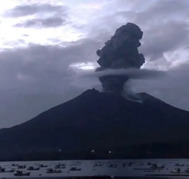 Volcán Sakurajima de Japón entra en erupción