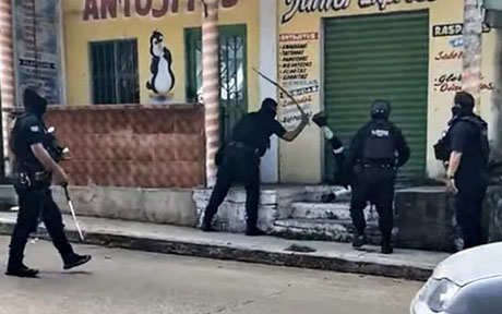 Policías de SSP golpean a menor con déficit de atención en Acayucan