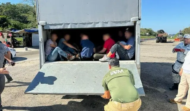 Polleros trasladaban a migrantes camuflados en rejillas, en Veracruz