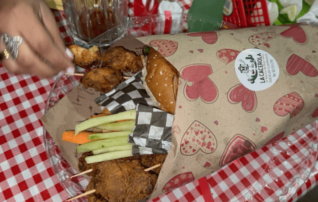 Restaurante de Coatza crea ramo de hamburguesa y alitas en lugar de rosas