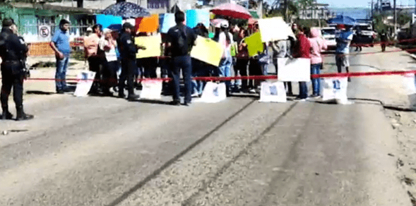 Cierran carretera Fortín-Huatusco por presunto desvío de recursos en jardín de niños