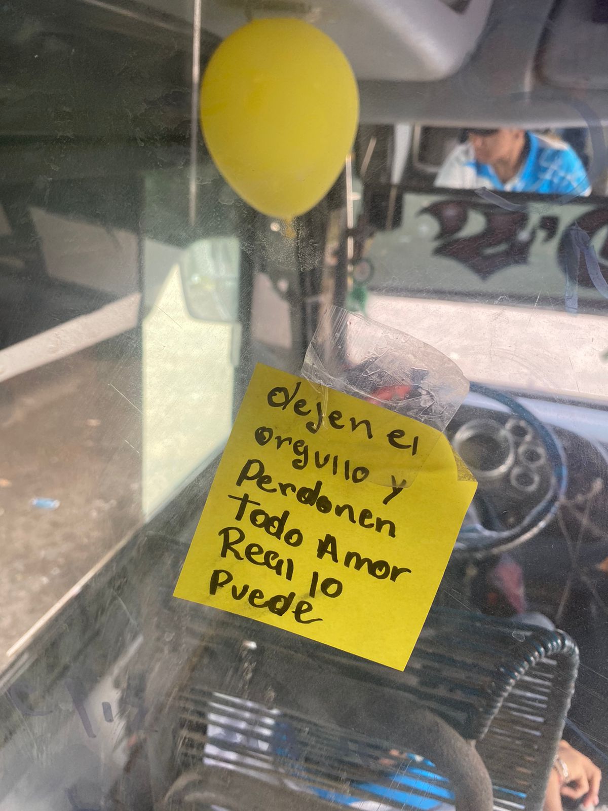 Se viraliza chofer de autobús que decoró su unidad por el Día del Amor y la Amistad