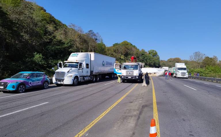 Tráiler vuelca sobre la carretera Perote-Xalapa; hubo actos de rapiña