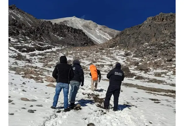 Confirman muerte de alpinista en Pico de Orizaba; uno sigue perdido