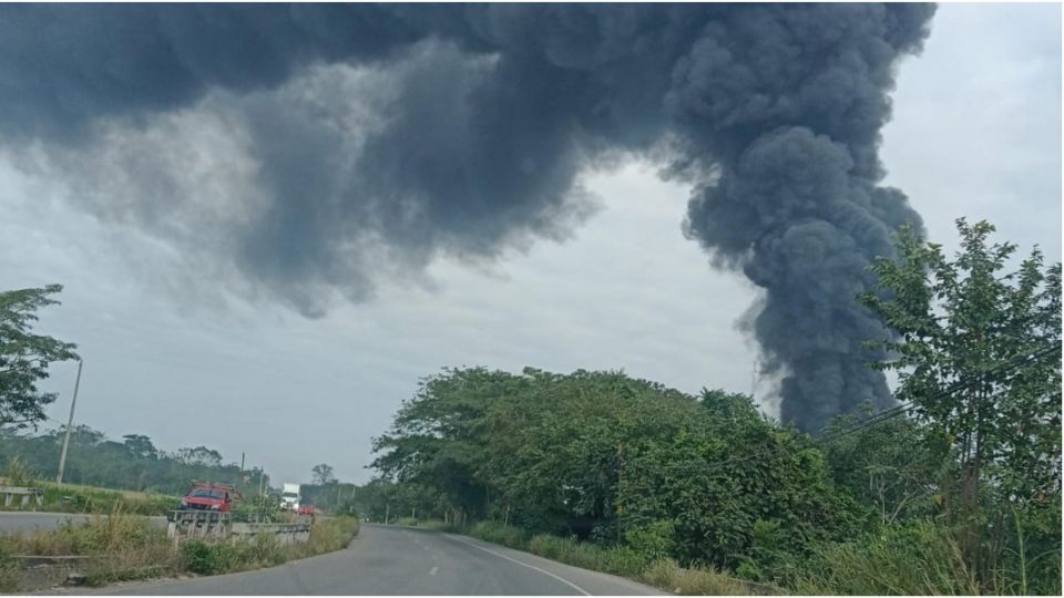 Explota y se incendia empresa petrolera de Cunduacán, Tabasco