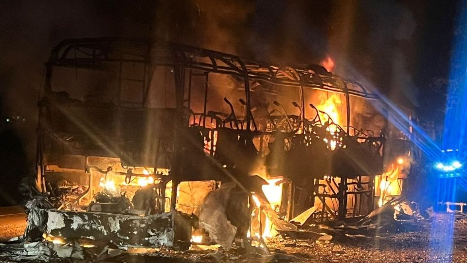 Autobús de pasajeros se incendia tras corto circuito en Tamaulipas