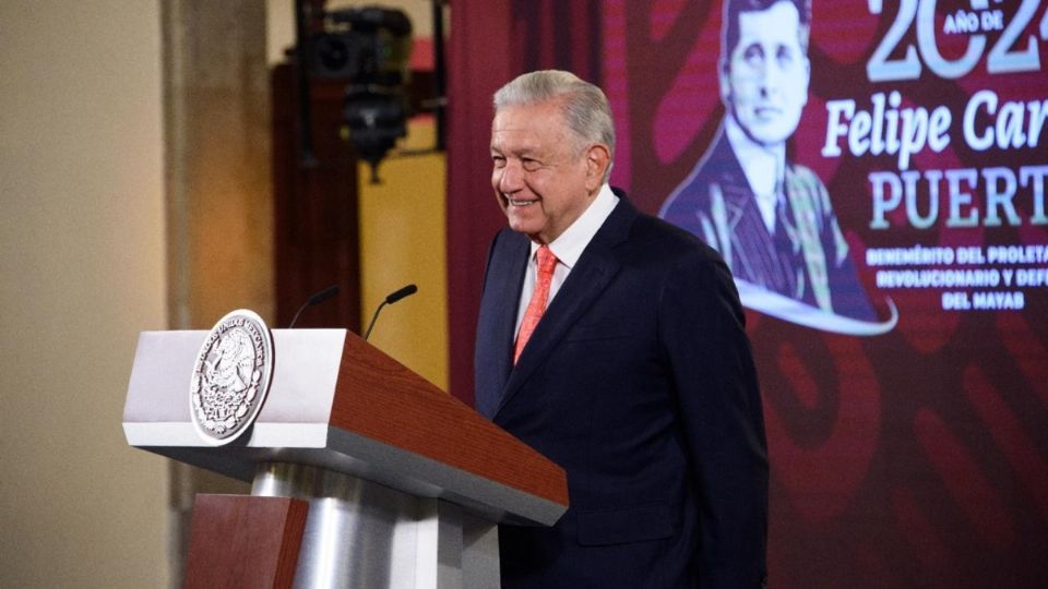 AMLO recibe el primer ejemplar de su libro «¡Gracias!»; saldrá a la venta el próximo 15 de febrero