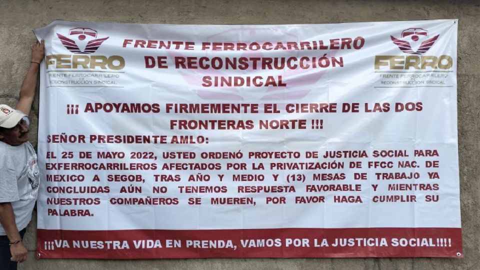 Ferrocarrileros protestan en Palacio Nacional y retrasan «la mañanera», piden que AMLO los escuche