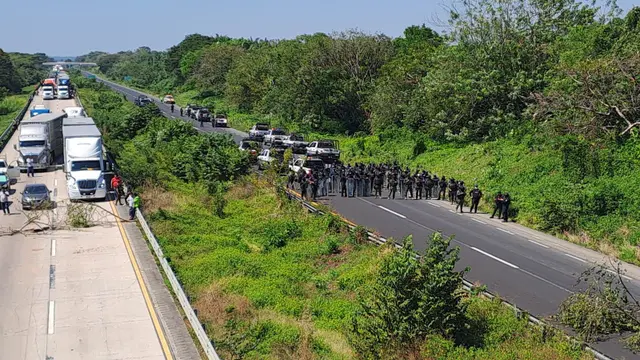 Bloquean autopista La Tinaja – Cosoleacaque; exigen pavimentación