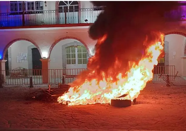 ¡Fuera, alcaldesa!: prenden fuego frente a palacio de Villa Aldama