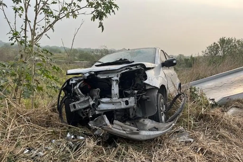 Se salvan de milagro al quedar su auto así en Kilómetro 13.5 de Veracruz