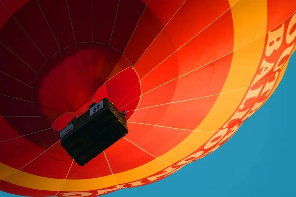 Hombre muere tras caer de un globo aerostático