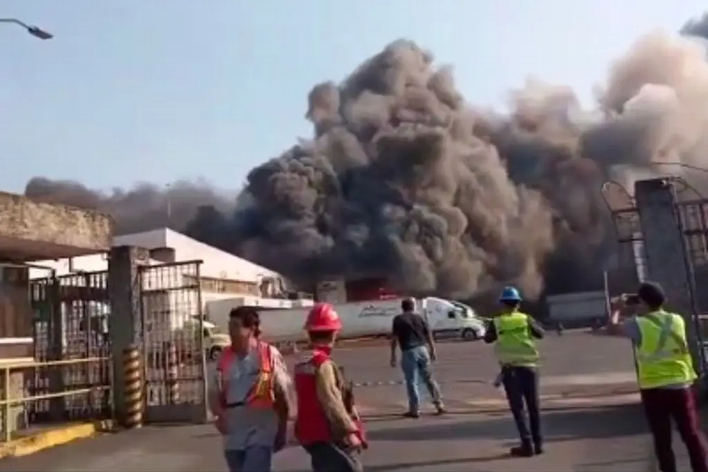 Fuerte incendio en parque industrial en Ixtaczoquitlán, Veracruz